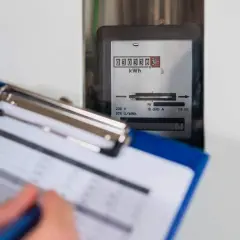 Zapisywanie odczytu licznika prądu G12 na kartce.