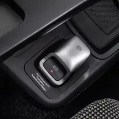 Bouton du frein à main électrique activé dans une voiture moderne.