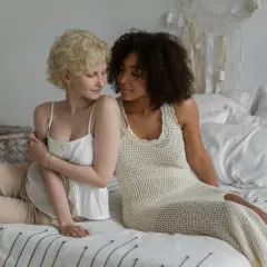 Due donne si guardano con intensità, un'intimità palpabile nell'aria, quasi una voglia di sesso che aleggia tra loro.