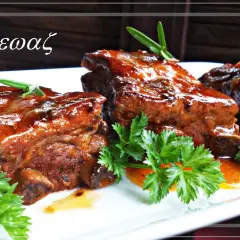 Soczyste żeberka w sosie barbecue, udekorowane rozmarynem i natką pietruszki. Idealna glazura do żeberek.