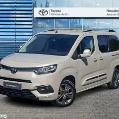 Nowy Toyota Proace City 1.5 diesel w kolorze beżowym, zaparkowany przed salonem Toyota Nowakowski w Jeleniej Górze.