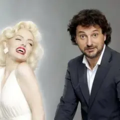 Un uomo con un completo scuro guarda sorpreso una donna bionda vestita di bianco, che ricorda Marilyn Monroe. Sembra il suo amico immaginario in età adulta.