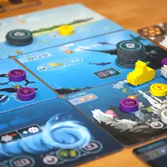 Ein komplexes Brettspiel mit Meeresmotiven. Lila und gelbe Spielsteine auf blauen Karten mit Walen und Quallen. Ein Kennerspiel, das strategisches Denken erfordert.