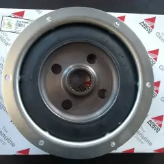 Metalowy tłumik drgań skrętnych z gumowym elementem, częścią AGCO Parts.