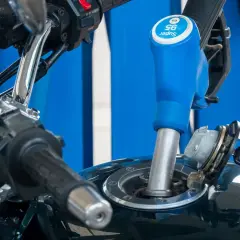 Repostando la moto, ¿gasolina 95 o 98? La manguera de la gasolinera indica "Super 95".