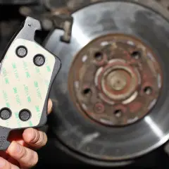 Wymiana klocków hamulcowych: Zrób to sam czy mechanik?