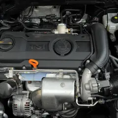 Silnik TSI w Skoda Octavia 2. Widoczny jest turbosprężarka, przewody i zbiorniczki płynów.