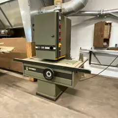 Machine à bois Vertongen S-320, idéale pour un site outillage occasion. Un aspirateur industriel est visible au-dessus.