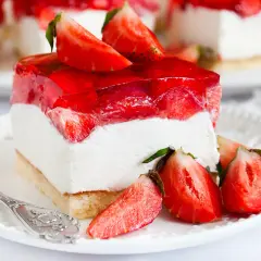 Pyszne ciasto z truskawkami i mascarpone, z galaretką i świeżymi owocami. Idealne na letnie popołudnie.