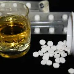 Czy można wypić piwo przy antybiotyku? Sprawdź skutki i ryzyko