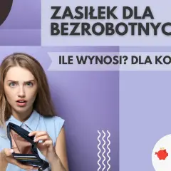 Zaskoczona kobieta pokazuje pusty portfel, zastanawiając się, ile wynosi zasiłek dla bezrobotnych.