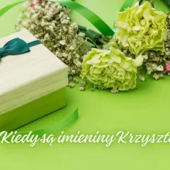 Prezent i kwiaty na zielonym tle. Czy wiesz, kiedy są imieniny Krzysztofa?