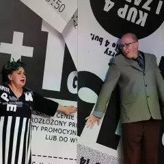 Aktorzy na scenie Teatru Kamienica w spektaklu "Metoda na wnuczka". Kobieta w czarnej sukni, mężczyzna w garniturze.