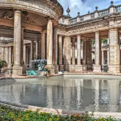 Fontana con sculture di draghi e colonne classiche, un luogo incantevole da scoprire tra le cose da vedere a Montecatini Terme.