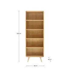 Wysoki, drewniany regał na książki o zaokrąglonych krawędziach. Ma 5 półek, a jego głębokość to 46 cm.
