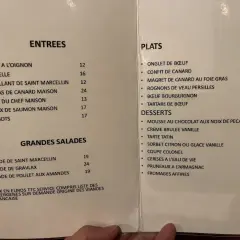 Menu du restaurant avec des plats comme le confit de canard et le bœuf bourguignon. Un vrai virage parisien pour les gourmands.