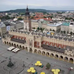 Krakowiaczek jeden tekst, Sukiennice na Rynku Głównym w Krakowie, z wieżą ratuszową w tle.