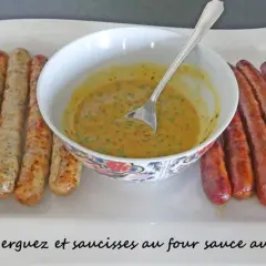 Merguez et saucisses au four, dorées et savoureuses, accompagnées d'une sauce onctueuse. Un délice à partager !