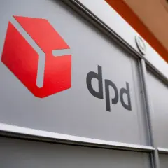 Logo DPD na szarej powierzchni. Moja paczka nadal nie dotarła, mimo że dpd kurier miał ją dostarczyć.