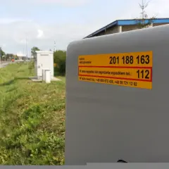 Żółta naklejka plk. z numerem skrzyżowania 201 188 163 i numerem alarmowym 112.