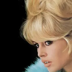 Icono de los moda peinados de los 60 con cabello rubio voluminoso y maquillaje dramático.