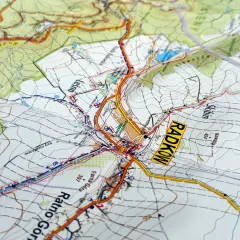 Mapa turystyczna Gór Stołowych z zaznaczonymi szlakami i miejscowością Radków. Idealna do planowania wędrówek.
