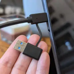 Ein USB-C-Kabel mit einem USB 3.2 Gen 2 Stecker wird in ein Tablet gesteckt.