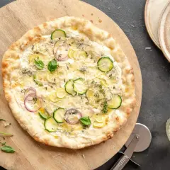 Pyszny przepis na pizzę z cukinią, cebulą i ziołami. Idealna na letni wieczór.