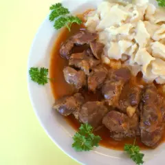 Pyszne żołądki z kurczaka w sosie z kluskami i natką pietruszki.