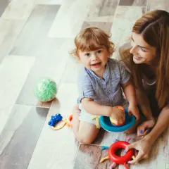 Mama uczy dziecko stawianie granic, pokazując mu zabawki.