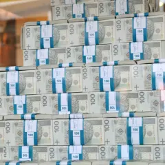 Stosy banknotów 100 zł, wizualizacja marzeń o tym, jak zarobić milion złotych.