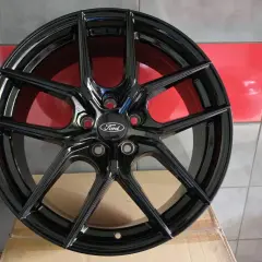 Błyszczące, czarne felgi Ford Vignale z pięcioma podwójnymi ramionami, idealne do nadania sportowego charakteru.