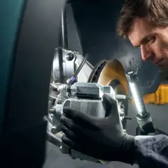 Mechanik sprawdza hamulce, by wyeliminować wibracje przy hamowaniu.