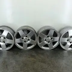 Cztery felgi aluminiowe do Peugeot 206. Widoczny rozmiar kół sugeruje standardowe wyposażenie.