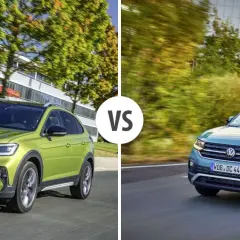Två Volkswagen Taigo, en grön och en turkos, kör på väg. En jämförelse av vw taigo test.