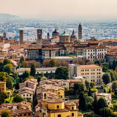 Widok na Bergamo z wieżami i dachami, idealne miejsce na loty z Lublina.