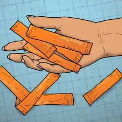 Hand håller flera orangea påsar med "Collagen Plus+". Är det en bluff?