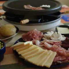 Pommes de terre pour la raclette, jambon, fromage, champignons et petits pois. Faut il éplucher les pommes de terre ? La réponse est non !