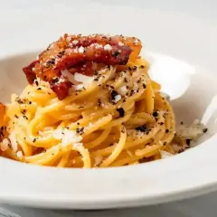 Pyszne spaghetti carbonara z chrupiącym boczkiem i parmezanem. Idealny przepis na szybki obiad.