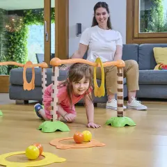 Bambina di 5 mesi esplora un percorso giochi con la mamma. Attività divertente e stimolante per lo sviluppo motorio.