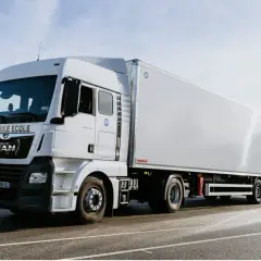 Camion blanc "Véhicule École" pour apprendre le permis poids lourd. Il est prêt pour la formation.