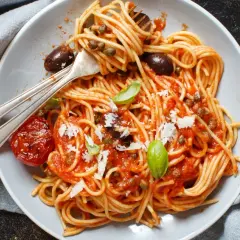 Spaghetti alla Puttanesca: Szybkie, pikantne i pełne smaku!