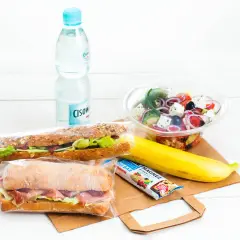 Dwie kanapki, sałatka grecka, banan, baton i woda Cisowianka. Idealny zestaw na wynos, jak pan kanapka z Kętrzyna.