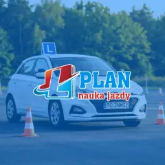 Biały samochód z literą "L" na dachu i logo "PLAN nauka jazdy" na tle drzew i pachołków. Idealny do nauki, jak przygotować się do jazdy na egzaminie.