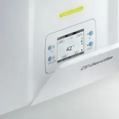 Nowoczesny piec kondensacyjny Beretta z wyświetlaczem pokazuje 42°C. Czy piec kondensacyjny zużywa mniej gazu? Tak, dzięki technologii kondensacji.