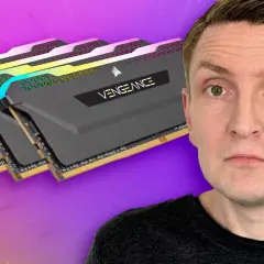 Mann blickt fragend auf RAM-Riegel. Wie viel Arbeitsspeicher braucht man für Gaming und Arbeit?