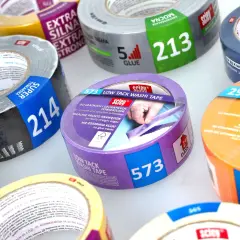 Srebrna taśma m3 z napisem "SUPER TYNKARSKA 214" obok fioletowej taśmy "LOW TACK WASHI TAPE 573".
