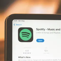 Ekran telefonu z aplikacją Spotify w sklepie z aplikacjami.
