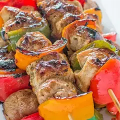 Grillowane szaszłyki z mięsem i kolorowymi paprykami. Pyszny kebab, ale warto pamiętać o jego kaloriach.