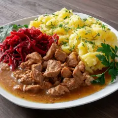 Gulasz z łopatki wieprzowej w sosie własnym, podany z purée ziemniaczanym i buraczkami. Pyszny, domowy obiad.